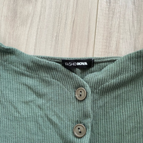 Long sleeve green button up - Picture 2 of 3